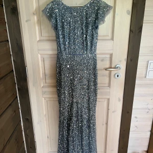 Balklänning  - Helt ny balklänning som aldrig kom till användning pga covid! Hur snygg som helst med paljetter och en mycket fin blå färg!