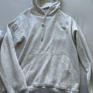 Hoodie - Säljer den här hoodien från Hm då den endast har kommit till användning en gång. Jätte skön och mysig material i storlek Xs. Köpt för 200 men säljs för 109