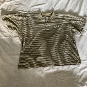 T-shirts  - Polar picke grön Alterd t-shirts vit Sweetsktb t-shirts svart Youngla t-shirts blå Alla är i använda men i bra skick  Pris varierar från vara till vara BILIGARE VID KÖP UTAV FLER T-SHIRTS 