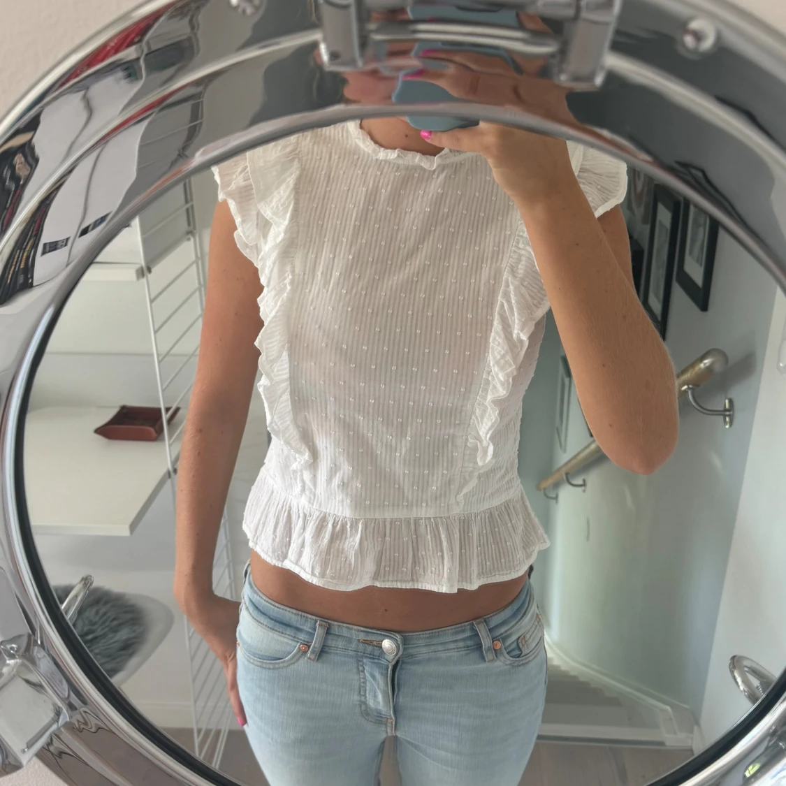 Vit blus med volanger - 90