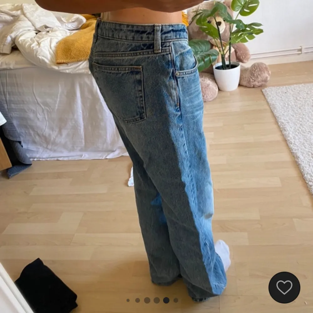 Blå jeans från weekday i modellen Arrow. Endast använda ett fåtal gånger och är som nya. Storlek waist 29 length 32. Nypris 600kr. Jeans & Byxor.