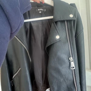 Skinnjacka  - Skinnjacka ifrån Missguided Storlek 34, inga defekter.  Fler bilder kan skickas om så vill 🫶🏼