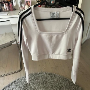 Adidas tröja - Kortare adidas tröja, aldrig använd 