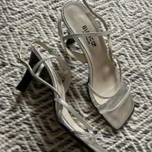 Silvriga klackskor  - Superfina silvriga klackskor ifrån Bianco. Perfekta till fest eller finare tillfällen. Nypris ca 800 🥰