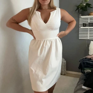 Vit klänning från VILA - Säljer en superfin vit klänning från VILA i storlek S som är använd bara en gång. En v-ringad design och har en smickrande passform. Perfekt för sommarens alla fester!