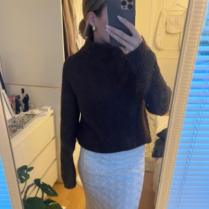 Brun stickad tröja från Sincerely Loved - Säljer en supermysig brun stickad polotröja från Sincerely Loved i storlek XS. Perfekt till hösten🍂🍁🦔
