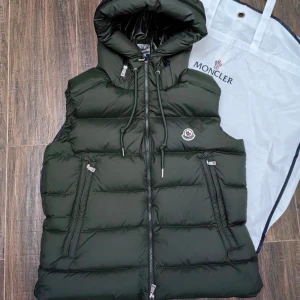 Moncler Green Cardamine vest - Snygg väst i ny skick. Storlek 3 vilket passar storlek M och L. Överdragspåsen finns inte kvar. Scan, QR samt koden funkar som dem ska! Hör av er för mer info och bilder 