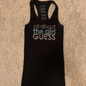 guess linne - Jätte snyggt guess linne i perfekt skick, köpt från vintage butik i milano, hör av dig vid mer frågor