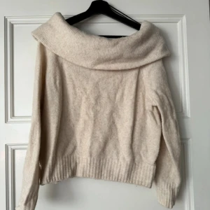 Off shouldertröja  - Mjuk off shouldertröja storlek Xs ifrån H&M😃väldigt fin och härlig färg, och perfekt nu till hösten! Fint skick och inga skador 