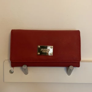 Röd plånbok - Rymlig plånbok i fint skick.