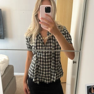 Gant tröja med snören - Jätte fin ruttig gant tröja med snören! Man kan knyta snörerna som en rosett eller bara ha de utsläppta! Fint skick! Köptes för 800