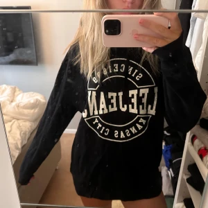 Lee Jeans Hoodie - Svart gosig hoodie från Lee jeans! Strlk L men är mer nog M. Fint skick!