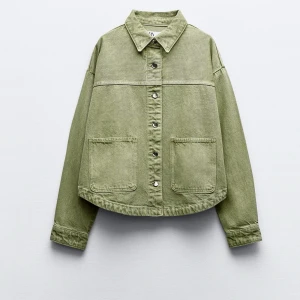 Grön jeans jacka - Snygg grön jacka från zara väl använd men inga hål eller nåt ser ut som ny! 