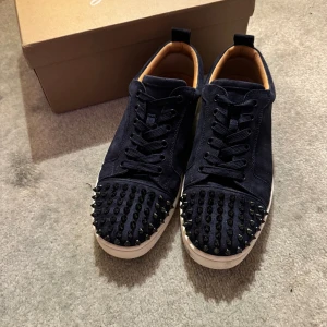 Christian Louboutin Louis junior spike - Ett par riktigt feta navy blue loubs, storlek 43. Nypris ligger på ca 9000kr och mitt pris ligger just nu på 4699kr, skicket är riktigt bra 9,5/10. Självklart äkta! Og grejer + extra snören, extra nitar ingår ! Hör gärna av er vid frågor osv.
