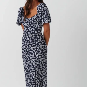 Klänning från GinaTricot  - Säljer denna vackra klänningen från GinaTricot! Använd fåtal gånger. Sitter tightare vid brösten och skapar en tight look vid midjan! Så snygg. 🥰❤️