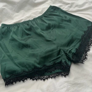 Pyjamasshorts - Jättesköna pyjamasshorts som är luftiga. Har en liten spets i slutet och resor i midjan. Tack vare resonen kan den passa både en medium och large