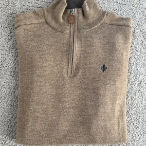 Morris Half Zip  - Tröjan har inga defekter och är inte använd många gånger, den säljs pågrund av att jag inte har någon användning för den. Nypris: 1 899  Mitt pris: 700!