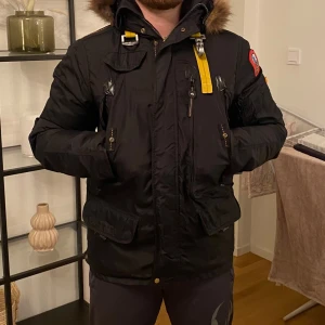 Parajumpers Parkas  - Väldigt bra skick förutom en knapp som är borta ”bild 3” men det är inget man stör sig på! Inköpt för 10000-11000