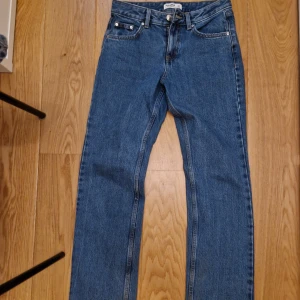 Mörkblåa lowwaist jeans  - Ett par mörkblåa lowwaist loose jeans. Andra bilden e nt byxorna men dom byxorna ser ut så när man har på sig dom bara en mörkare färg.