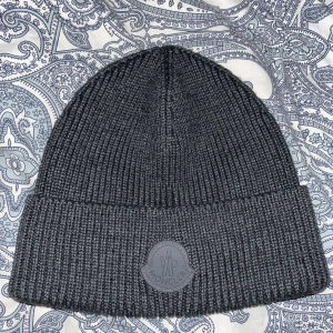 Moncler mössa - Moncler mössa, aldrig kommit till användning  Pris kan diskuteras vid snabb affär.