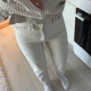 Weekday Jeans - Säljer mina jeans från weekday i strl 26/28. Byxmodellen är ”lash” så de är högmidjade. OBS det finns hål vid byxfickan (se bild 1 och 2). 