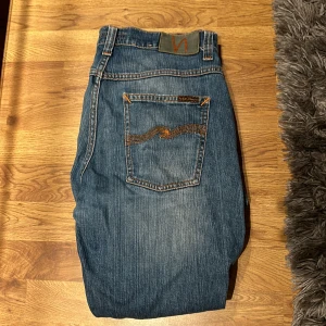 Nudie jeans - Tja säljer dessa feta ljusblåa Nudie jeansen, inga defekter lite slitet vid hälarna inget som märks modell dude dan, straight fit/Slim, hör av vid funderingar!