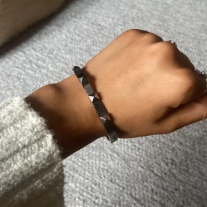 Valentino liknande armband - Super fint valentino liknande armband i metall! Vattentätt🩷