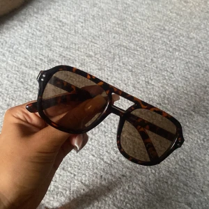 Solglasögon  - Säljer dessa solglasögon från jeepers peepers!