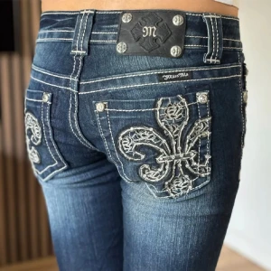 Miss me jeans  - Säljer dessa snygga miss me jeans då jag inte använder dem  Använda 1 gång men dem är i helt nyskick och inga defekter  Innebenslängd: 86 Modellen är 166cm (inte mina bilder)