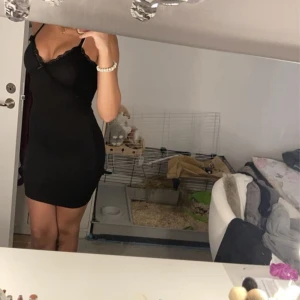 Svart klänning från H&M Divided - Säljer en snygg svart klänning från H&M Divided i storlek XXS. Men den passar mig som har storlek xs eller S. Den är tight men är ändå stretchig i materialet och har spetsdetaljer vid bysten som ger en elegant touch. Perfekt för fest eller en utekväll! 💃