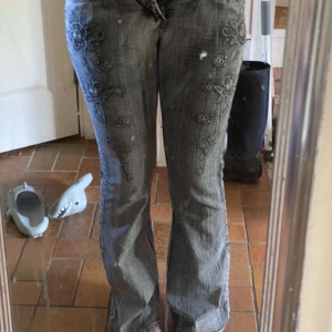 Low waist unika jeans - Blommdetaljer och coola grå jeans. Vintage och i helt nyskick. As coola detaljer och lågmidjade.