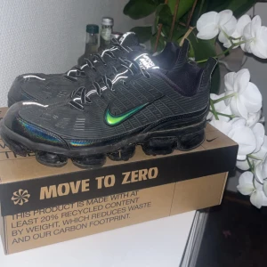 Vapormax 360 - Ett par unika vapormax man inte ser ofta. Inte sönder någonstans, kanske bara lite smutsiga. Priset kan diskuteras vid snabbaffär