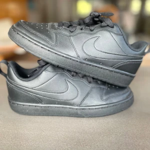 Nike air svarta  - Storlek 37,5. Använda 1 gång nästan helt nya. Lådan följer med 