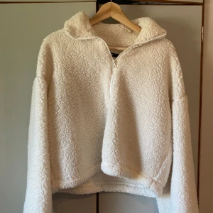 Teddy Sweatshirt - En jättefin teddy sweatshirt från bikbok. Väldigt skön och endast använd vid två tillfällen. Den går även att spänna in längst ner för önskad passform. Den är supermysig. Inköpt för 529