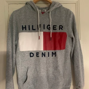 Tommy Hilfiger hoodie tröja (XS) - Hej! Säljer nu en fin TH tröja som jag köpte i USA! Den är i använd men bra skick och den är jätte komfortabel. Passar både tjejer och killar för en stilig look! Säljer pga den har blivit för lite för mig. Skriv gärna om du är intresserad, vi löser 😊