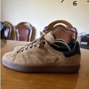 Tom Ford skor - Riktigt snygga mocha sneakers från tom Ford i storlek 42 sparsamt använda inga defekter saknar dock innersula, ny pris 769 euro