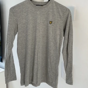 Långärmad lyle&Scott tröja - Lyle&Scott tröja långärmad.  Materialet är som en T-shirt.  Bra skick!