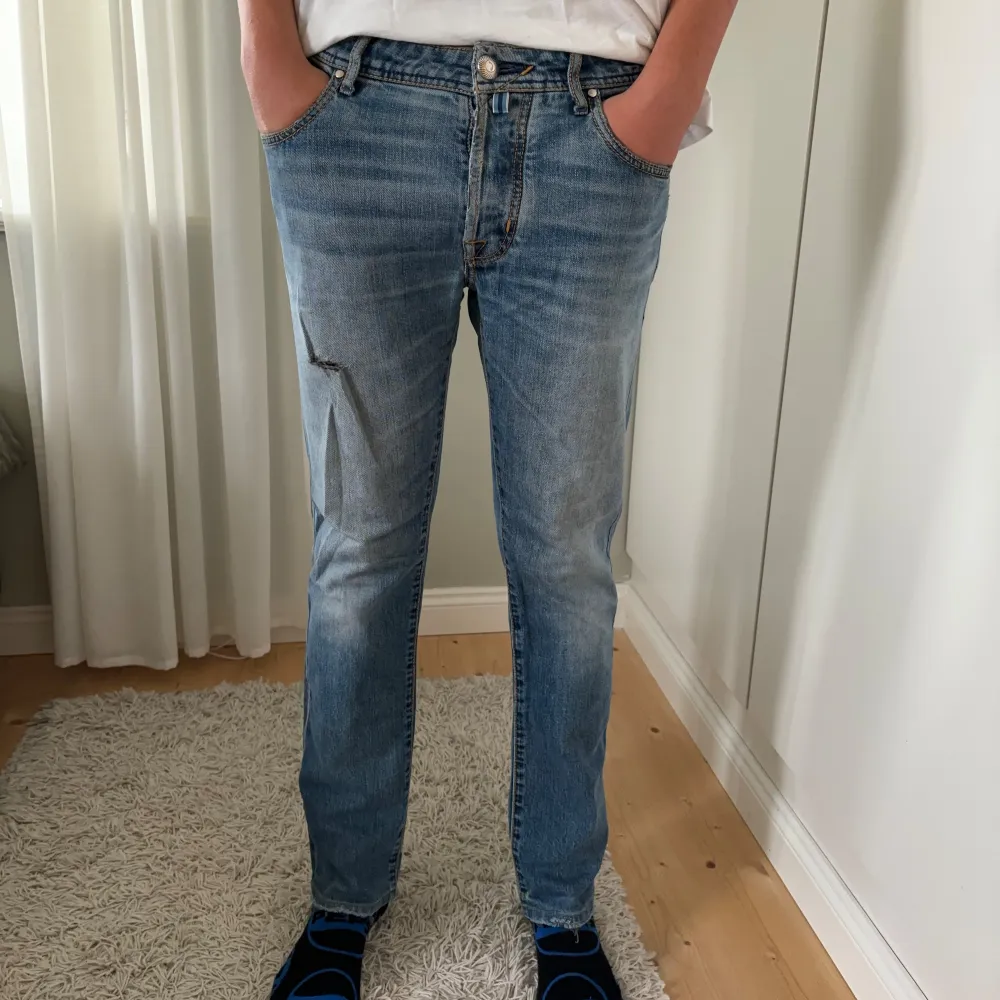 Svin bra skick. Slitningarna är design, äkthets bevis finns, storlek 31 modell 688 / slimfit . Jeans & Byxor.