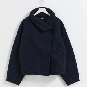 Höstjacka - Säljer den här superfina mörkblåa jackan från Ginatricot i storlek xs, köpt i våras så är använd men i väldigt fint skick💗 skriv om du har några funderingar🫶🏼priset går att ändra