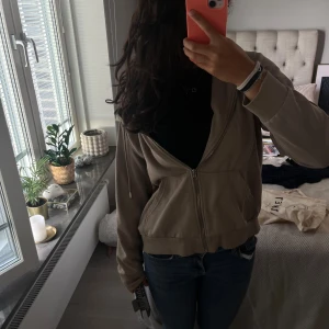 BEIGE HOODIE - beige Hoodie från hm❤️fint skick och passar till allt, säljar pga att jg ej använder längre❤️ st M men passa mig som använder s‼️Ljusare än på bilder!❤️