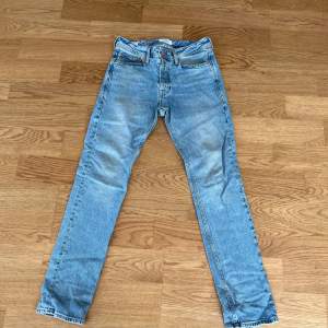 Hej Säljer dessa Jack & Jones jeansen. Väldigt bra skick, knappast använda. Nypris = 800kr Mitt pris = 450kr