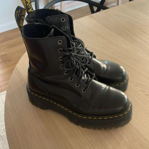 Dr mattens strl 42 - Endast testade så dom är som nya. Kostade 2200 kr på Zalando