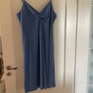 Blå klänning - Använd 1 kväll. Fint fall