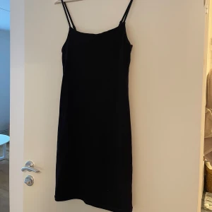 Klänning - Kort klänning från Bikbok. Storlek M.