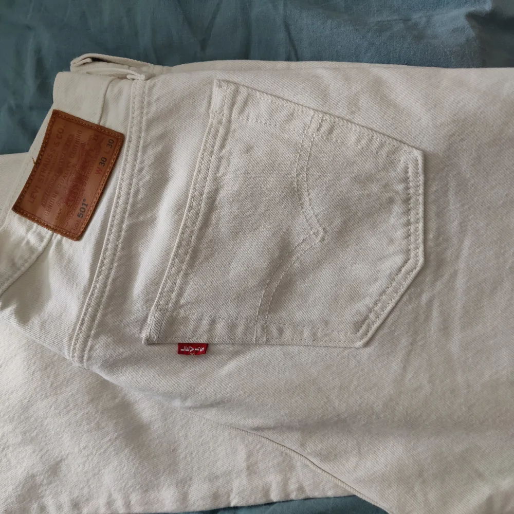 Inte mycket använd Levi's jeans 501 I storlek W30, L30. Säljer pga för små. Inga fläckar och fina i färgen. . Jeans & Byxor.