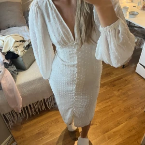 Vit klänning Gina tricot  - Säljer denna superfina klänning ifrån Gina tricot! Ser ut som adoore klänningen och liknar den i materialet!  Nästintill oanvänd💗