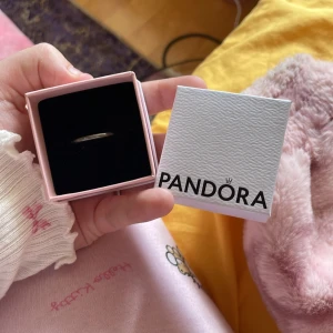Pandora ring  - Svart silvrig ring 