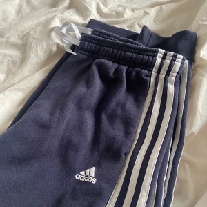Mörkblå adidas mjukisbyxor  - Mörkblåa adidas mjukisbyxor. Storlek 176 (största barnstorleken). Passar en XS men passar även mig som är en S. Bra skick. 