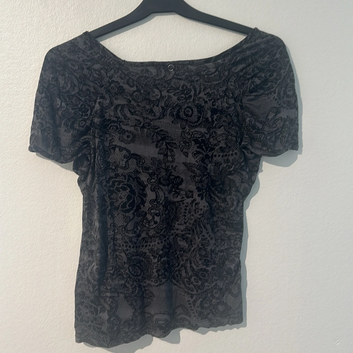 Svart mönstrad topp - 90