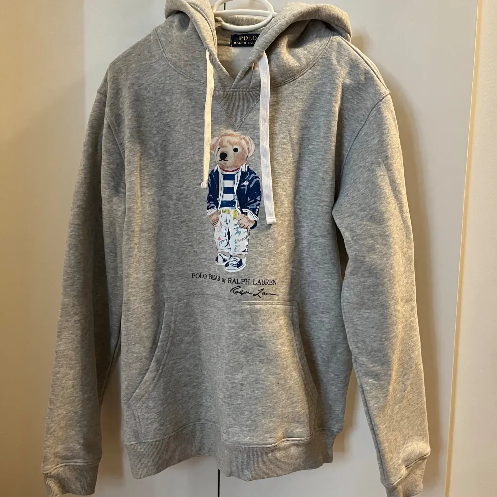 Säljer en fåtals använd Polo Bear Ralph Lauren hoodie i strl L. Hoodien är i väldigt bra skick och så gott som ny. Nypris är runt 2500 (mitt pris 950). Priset är inte hugget i sten. Hör av er om det är något ni undrar över😁. Hoodies.